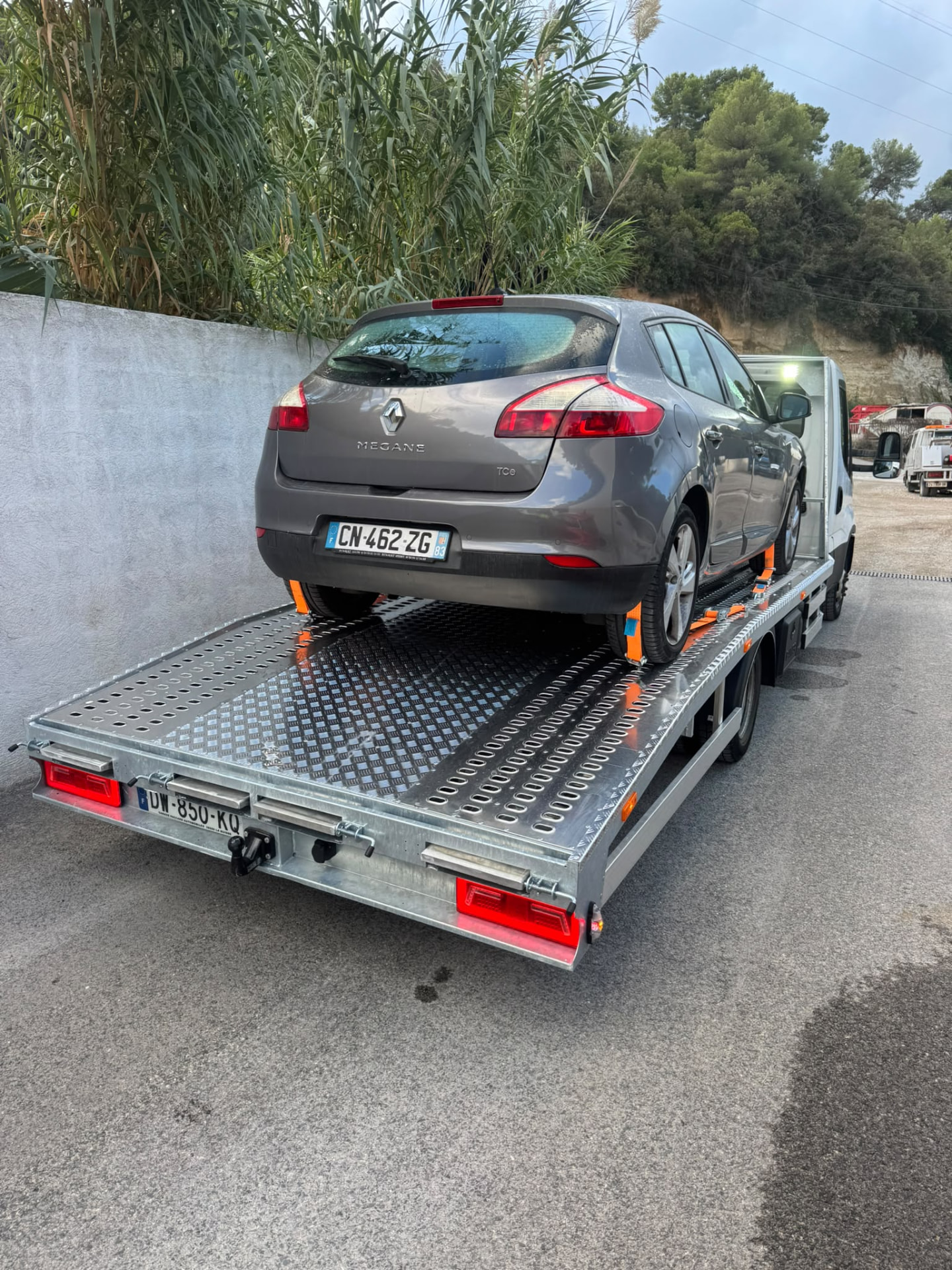 Camion plateau FAST DÉPANNAGE transportant une Renault Mégane grise