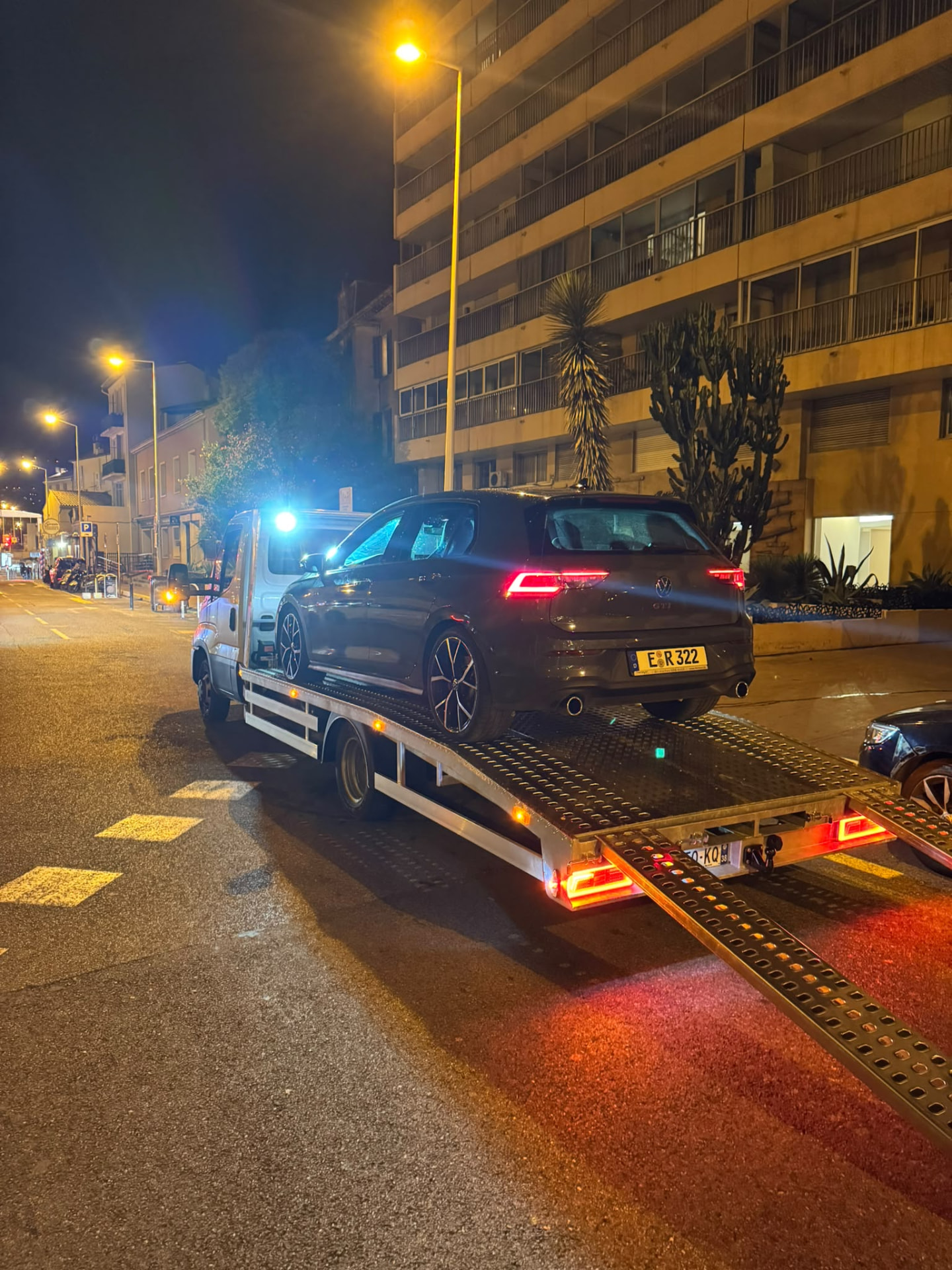 Intervention de nuit de FAST DÉPANNAGE : Volkswagen Golf GTI sur le camion plateau