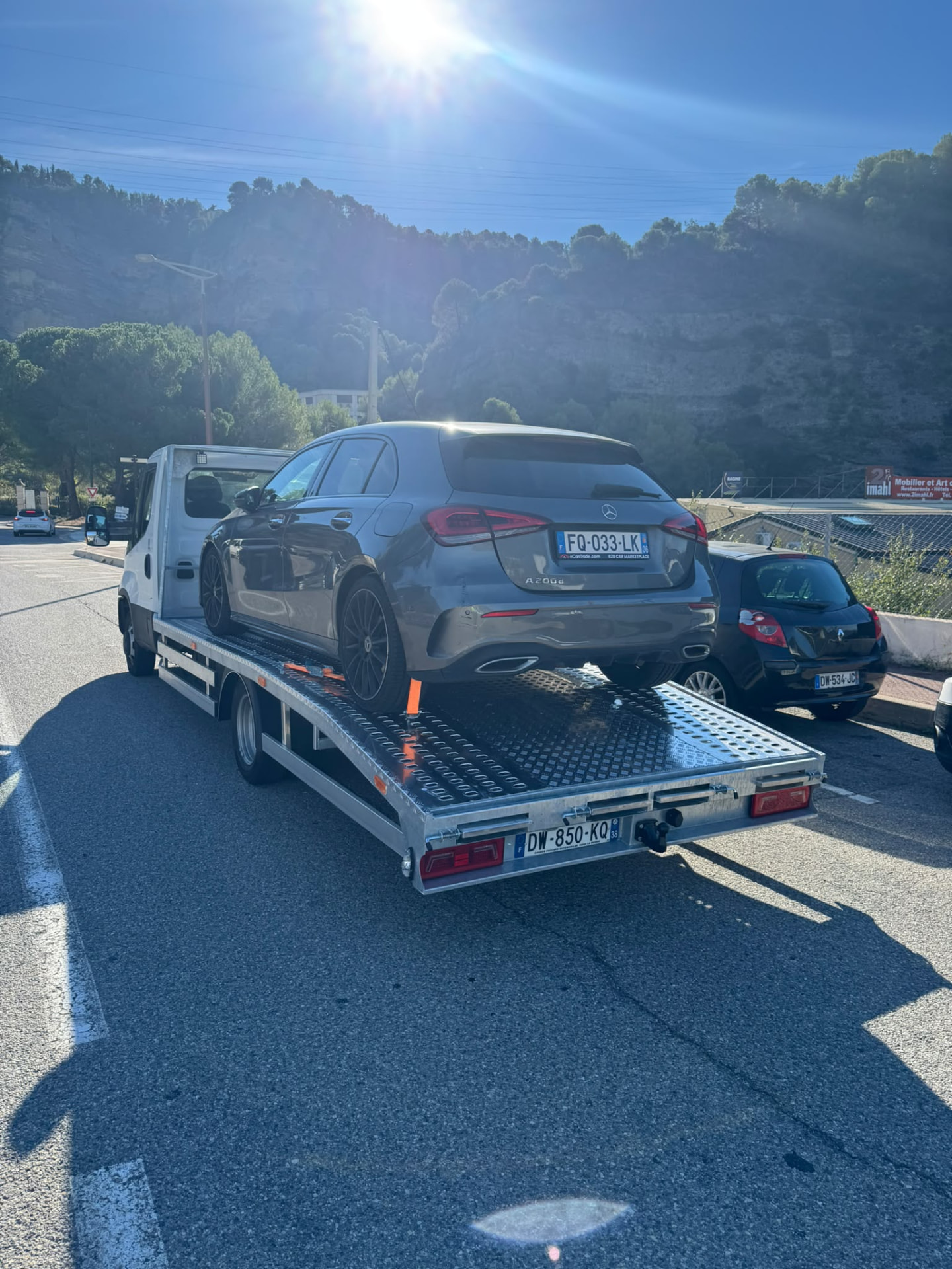 Camion plateau FAST DÉPANNAGE transportant une Mercedes Classe A grise