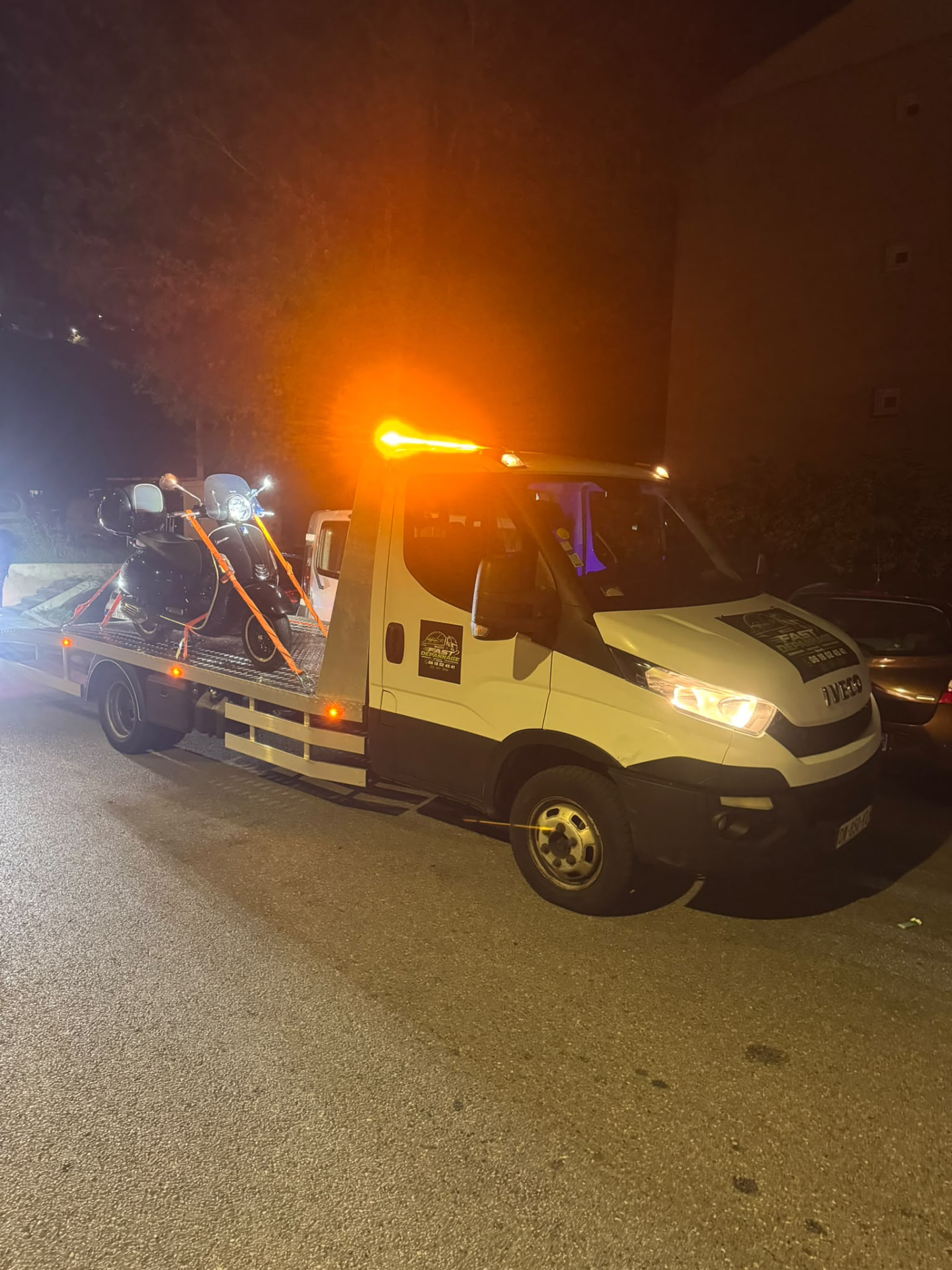 Dépanneuse Iveco blanche à plateau de FAST DÉPANNAGE