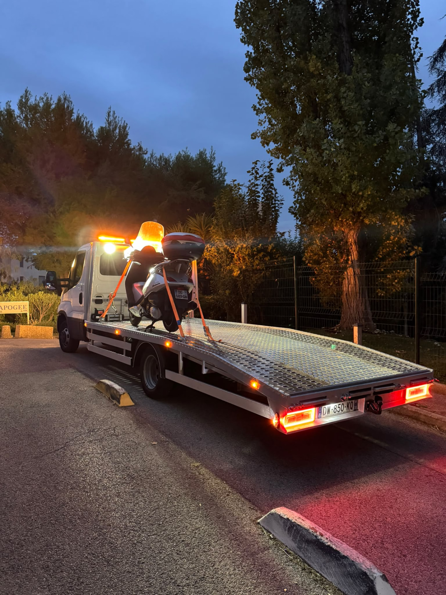 Remorquage de nuit d'un scooter par le camion plateau FAST DÉPANNAGE, gyrophare allumé